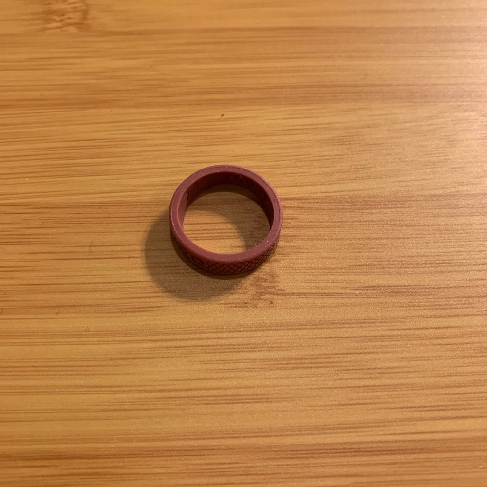 Qalo rose red/rust colored ring. Worn once. Size 7